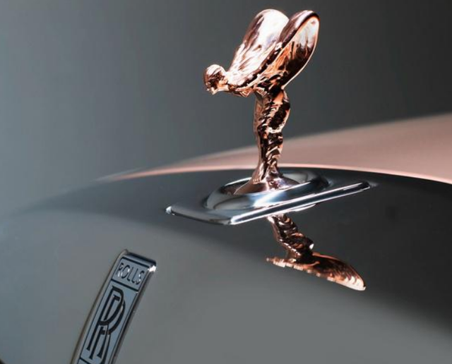 一对翅膀的车标，v型飞翼车标是什么汽车（最漂亮的4个立式车标）