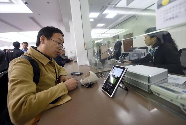 定期到期了钱会自动到卡里吗，银行理财产品到期后会自动回到卡里吗（为何银行定期存款到期）