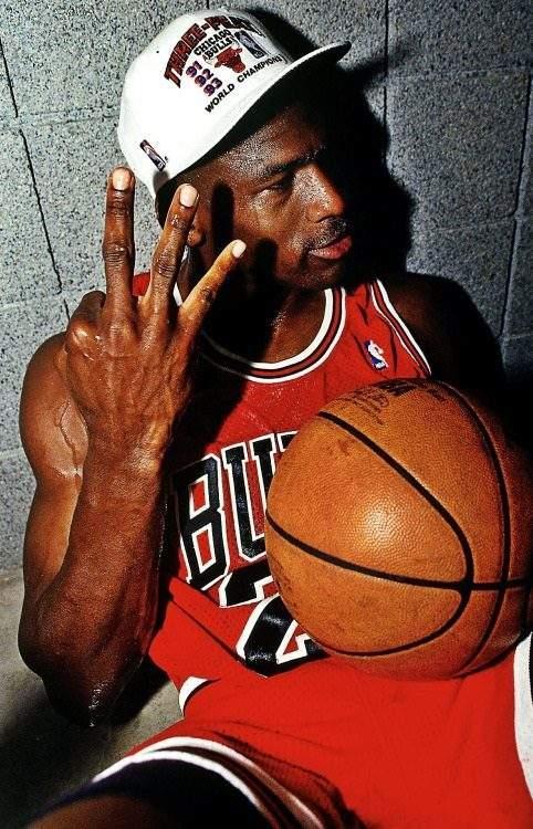 耐克和乔丹的关系，耐克品牌和乔丹品牌是什么关系（为何却给耐克代言）