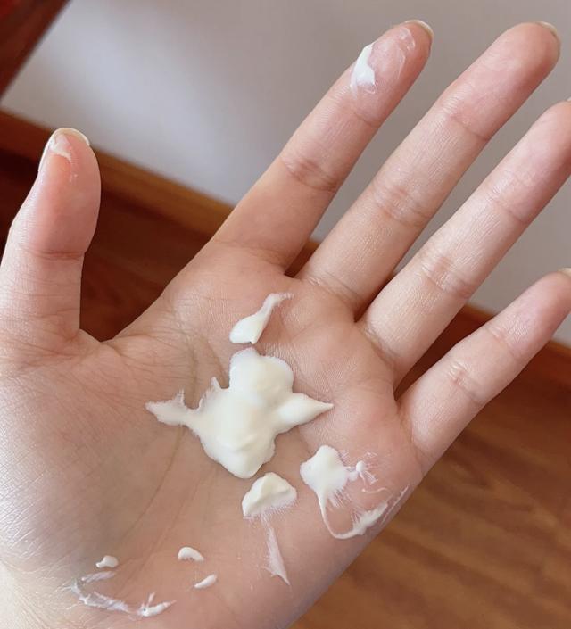 为什么要用防晒霜，为什么要用防晒霜防晒黑（难怪总是油腻、闷痘）