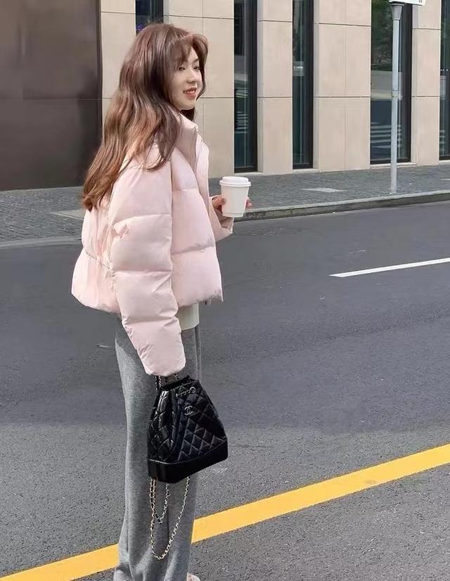 穿什么颜色的衣服最显白，穿衣服显白的几种颜色（今年羽绒服别穿黑色了）