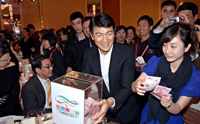 有人替刘德华解释,称他捐10万,是因为和冯小刚一起捐的,不好超过导演.