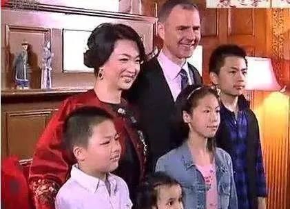 金星：23岁娶妻，28岁变性，38岁嫁人，她背后的故事你知道吗？