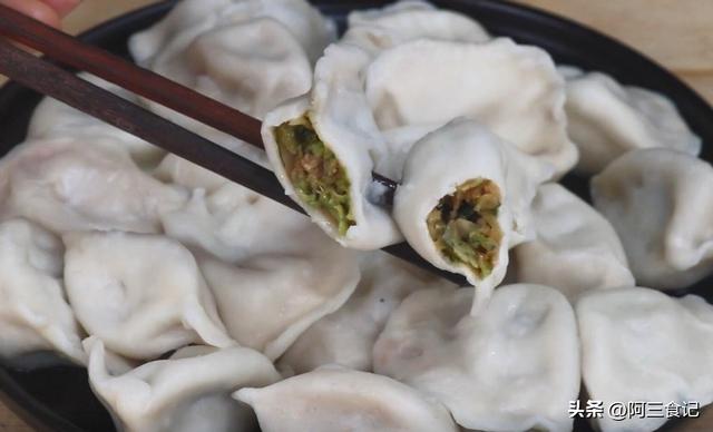 煮冰冻水饺的方法，冰冻水饺怎么煮（出锅个个不破皮）