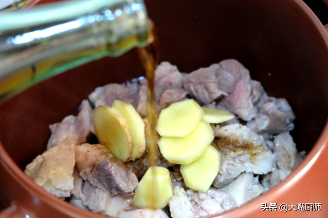 烩羊肉的家常做法，红烩羊肉的最正宗做法（只放4种料就够了）