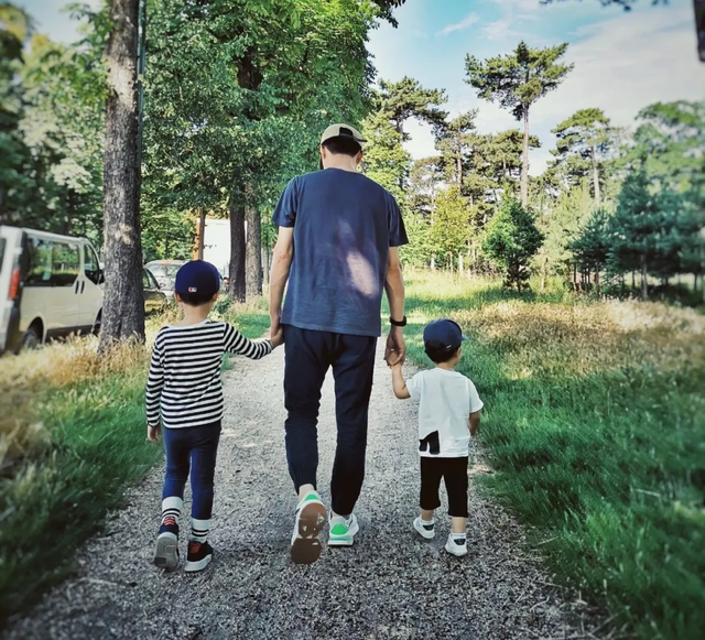 靳东有几个妻子，靳东的前妻（与二婚的江珊同居5年后）