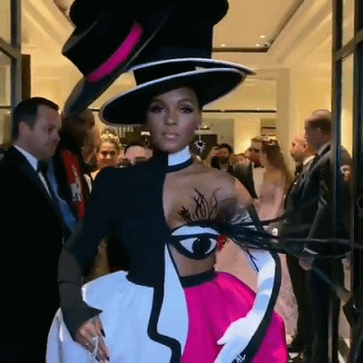 施华洛世奇水晶灯，客厅吊水晶灯好不好（好莱坞红毯太大胆）