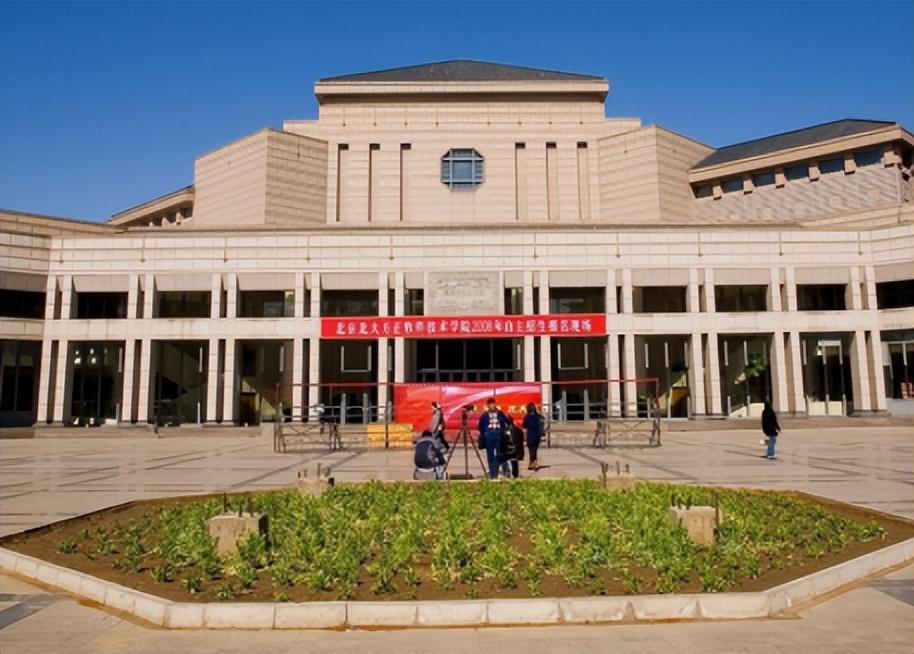 北京大学校园面积（国内五所）