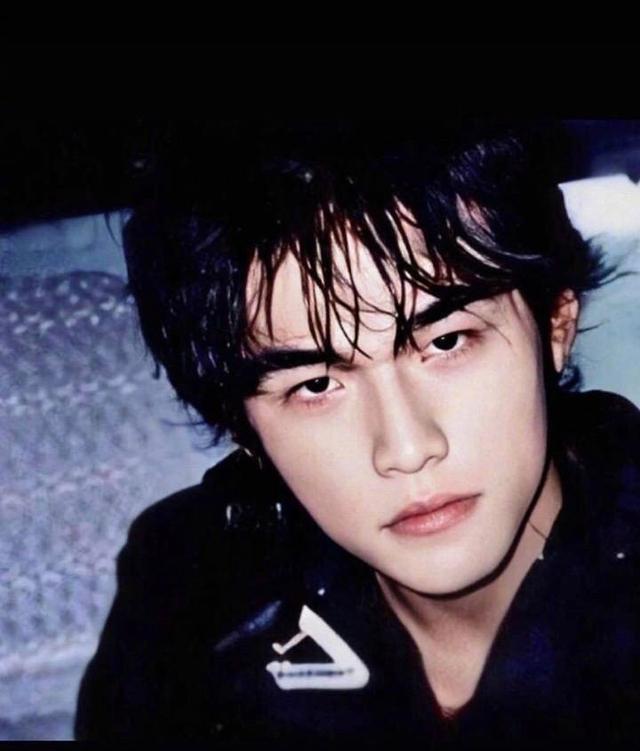 周杰伦成最后的底线？回顾他的2段恋情，便知什么是分手见人品
