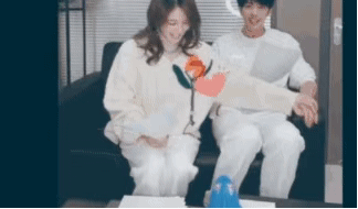 北美大灰狼是什么梗，北美灰狼为什么这么大（嘟嘴索吻、牵手搂抱、时刻黏在一起）