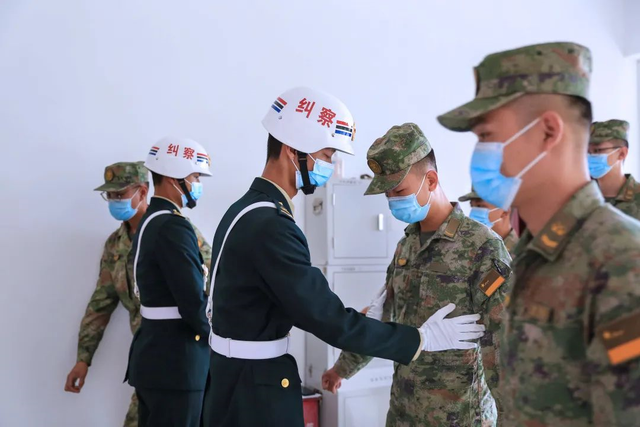 ▼火箭军部队的纠察▼陆军部队的风气监督员并进行全程录像各部队专门