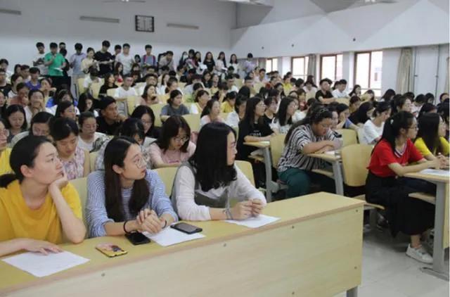 公费师范生出来工资多高，公费师范生毕业后工资真的很低吗（“公费师范生”明明条件优渥）