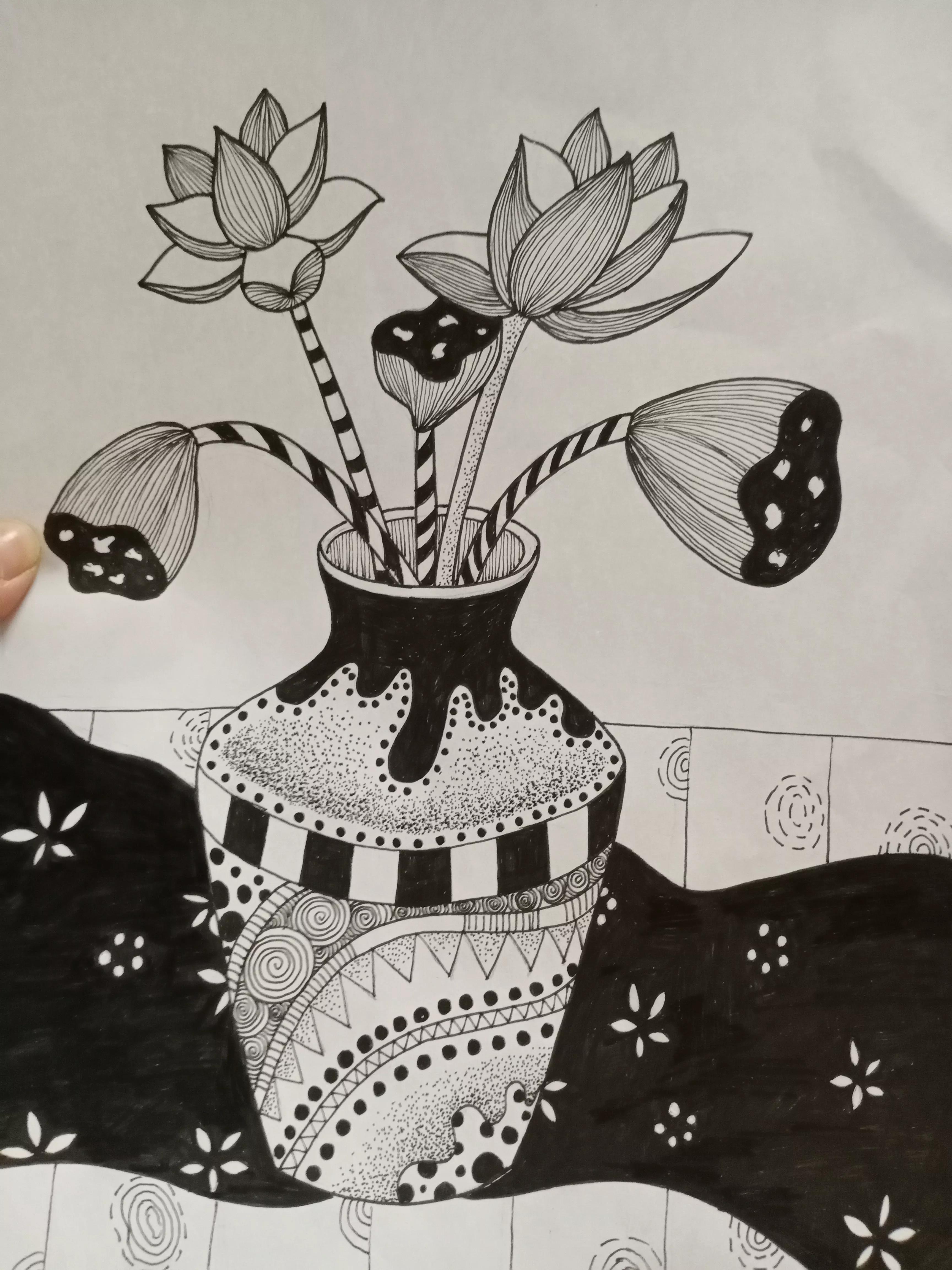 花瓶怎么画好看又简单，怎么画花瓶简笔画（多步骤详细解说线描画《花瓶和花》的画法）
