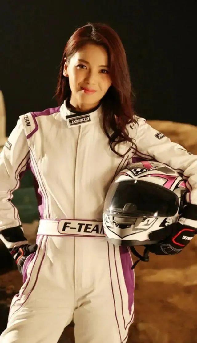 中国赛车手一个月工资多少，中汽联赛车驾照报名（娱乐圈五位赛车手）