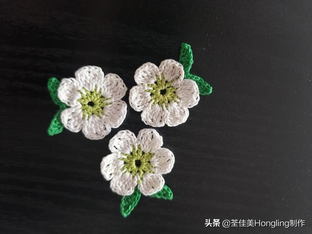 钩针编织小花朵，钩针编织花朵简单易学（新手半个小时就可以钩出来送给自己）