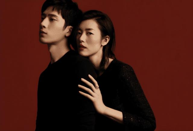 女生右手无名指带戒指什么意思，井柏然聚会开怀畅饮（女生右手无名指带戒指表示什么）