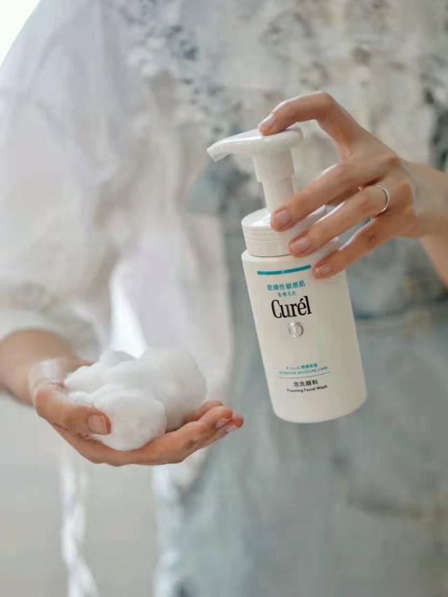 油性皮肤 洗面奶，油性皮肤洗面奶什么牌子好（盘点4款“大牌洗面奶”）