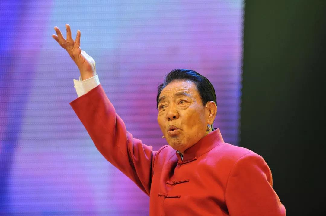 不同于评书演员,单田芳老师的口风很亲切,很平常,并不是高高在上地给