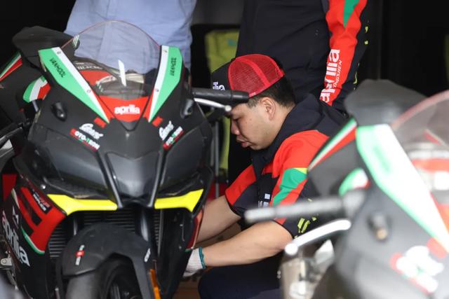 如何成为一名职业赛车手，怎么成为职业赛车手（原来普通人也可以成为专业车手）