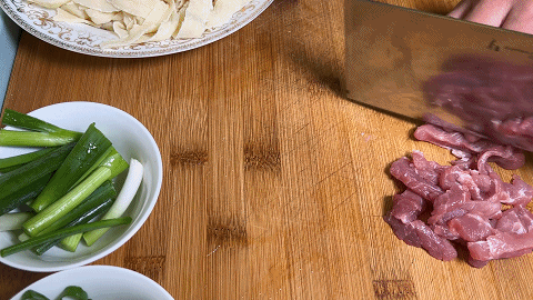 刀削面的家常做法简单，刀削面的家常做法简单又好吃（葱油刀削面在家这样做）