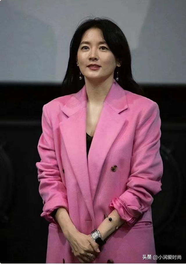 粉红色大衣搭配凸显甜美女神气质，大红色大衣配粉色内搭（看了51岁李英爱的大衣穿搭）