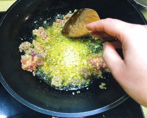 砂锅什么材质的好，金刚煲砂锅是什么材质（冬季煲汤砂锅选购指南）