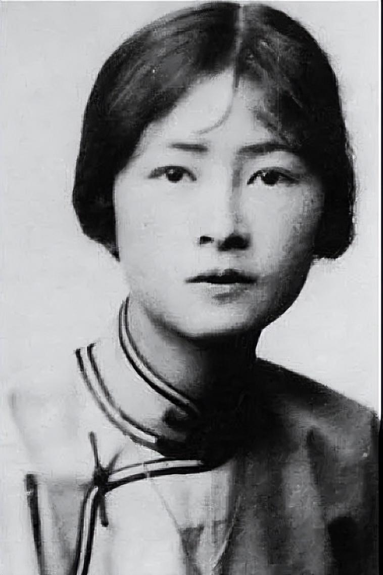 那林徽因在事业上的成就在中国的历史上都是极高的,她是中国第一位