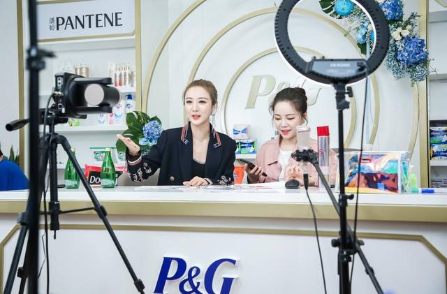 薇娅的幕后大佬是谁，薇娅的幕后大佬是谁呀（薇娅的背后资本除了阿里）