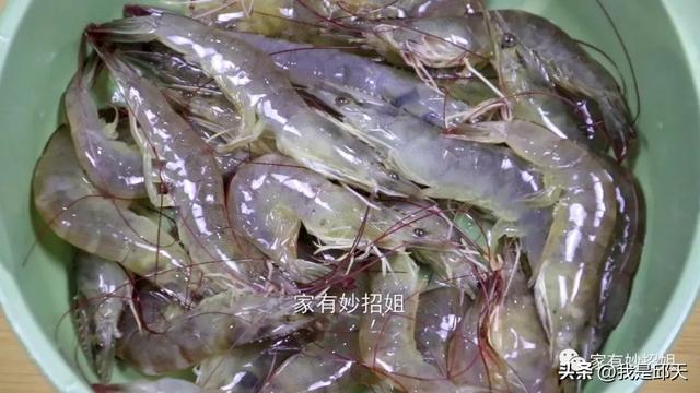 生虾变红了是不是坏了，生虾颜色变成红色（买回家的大虾不新鲜）