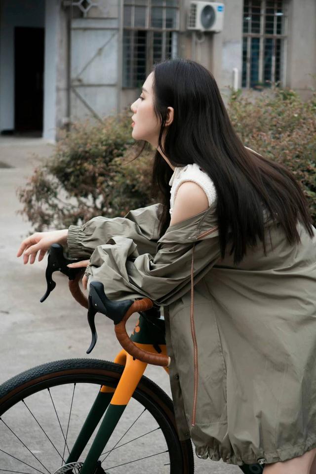 51岁吴奇隆到横店照顾妻儿？刘诗诗穿短袖训练，3岁儿子又长高了