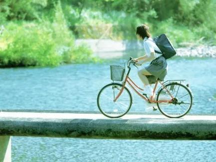 女教师多少岁退休，老师最好的退休年龄（55岁女高级教师果断退休）