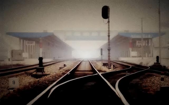 失恋伤感的句子，失恋后伤心绝望的句子说说心情短语每都那么让人崩溃（50条悲凄伤感的爱情文案）