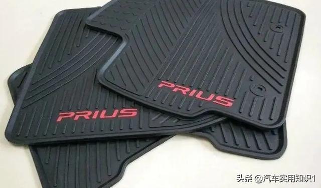 汽车脚垫哪种好，汽车脚垫哪种好各有什么优缺点（选哪种材质的脚垫比较好）