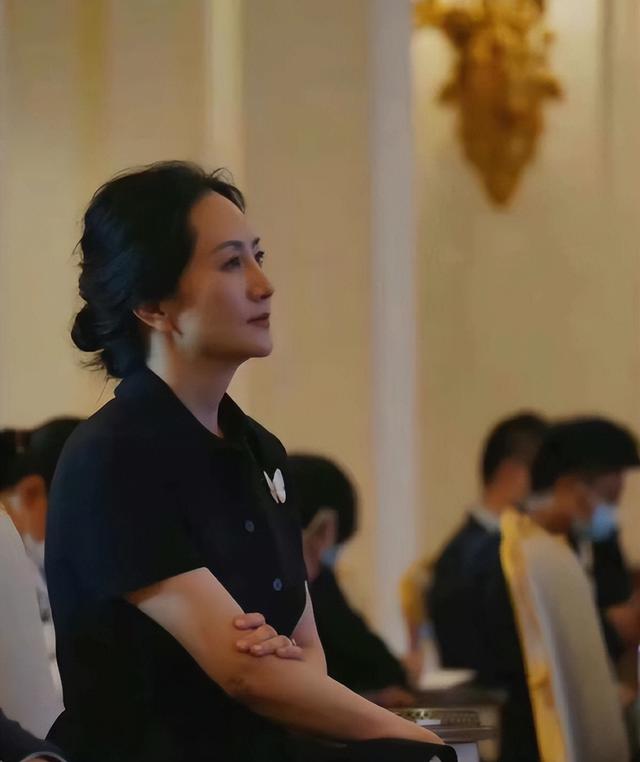 优雅女性发型图，不要选大背头、大妈卷