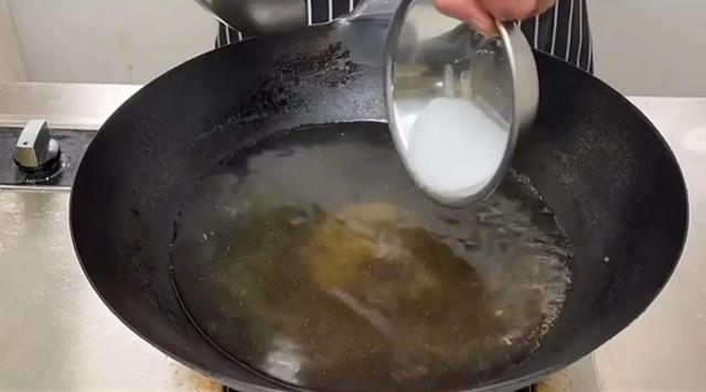 凉皮的汁怎么调，凉皮的汁怎么调（凉皮里加入的“料水”秘密熬制配方来了）