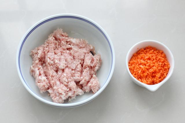 糯米莲藕珍珠丸子怎么做，糯米莲藕珍珠丸子怎么做视频（年夜饭做一道珍珠糯米丸子）