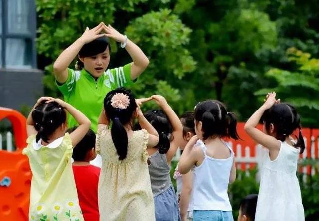 幼师一个月多少钱，幼师一个月最多工资是多少（幼师每月工资还不到2000）