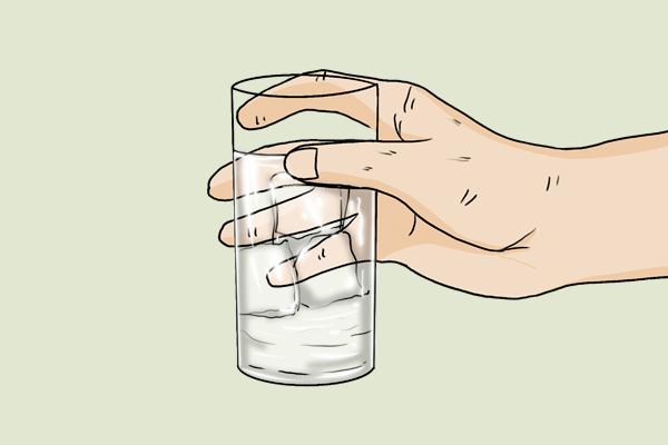 喝温水和喝冷水的区别，喝热水和冷水的区别（国人常喝热水却胃病高发）