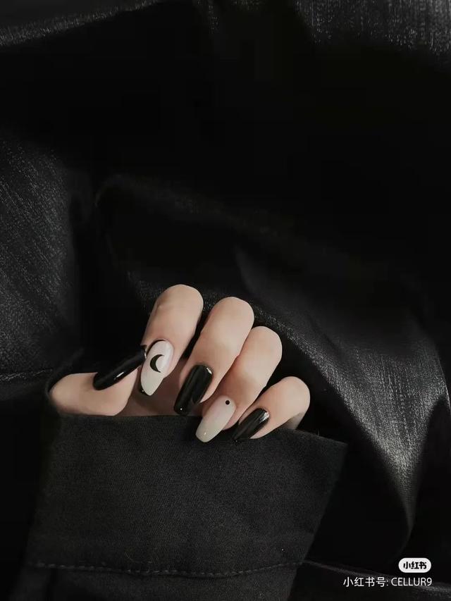 指甲油裸色和透明色有什么区别，护甲油和透明色的指甲油一样吗（显白好看，春夏必做）