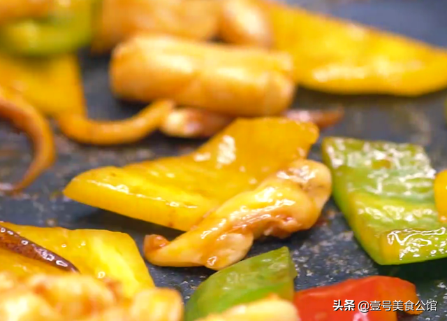 彩椒怎么做好吃，彩椒怎么做好吃又简单（鲜嫩鱿鱼搭配彩椒一起炒）