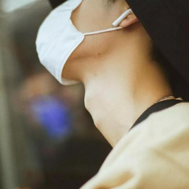女人正常脖子喉结图片，女人有喉结是什么原因（上下滚动的喉结会说话）
