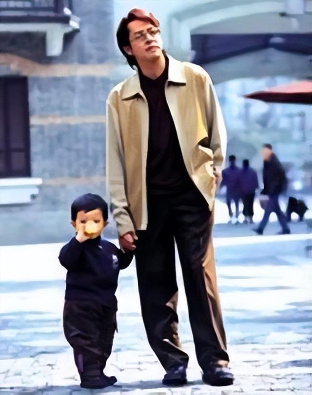 把朱咏婷扶正后，谭咏麟和原配杨洁薇，人生差距一个天一个地