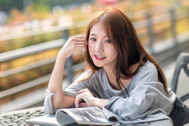 女生暗恋你的表现，女生暗恋你的6个暗示（出现一个就可以升级关系了）