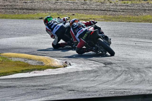 如何成为一名职业赛车手，怎么成为职业赛车手（原来普通人也可以成为专业车手）