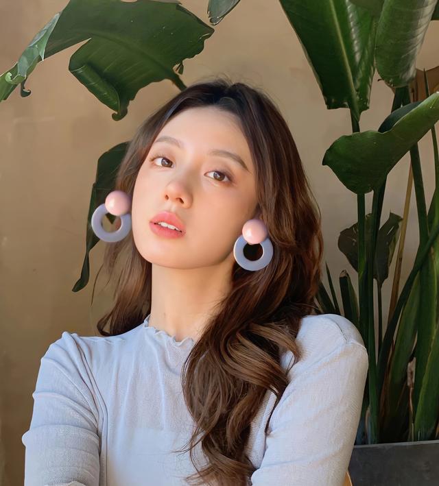 圆脸适合什么眼镜，圆脸适合什么眼镜框女（不同脸型适合什么样的配饰）