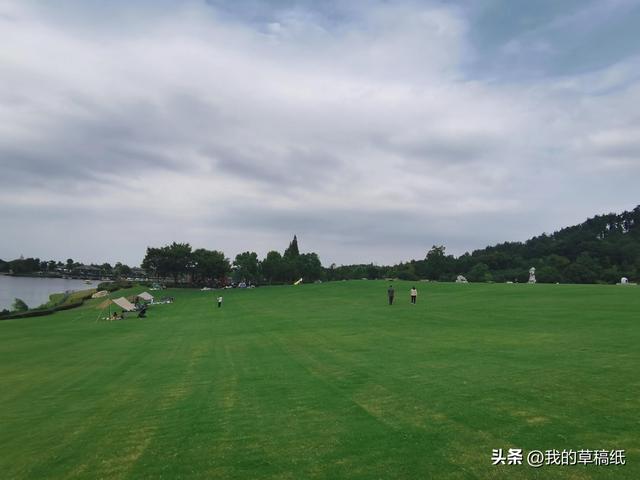 十一假期出游可畅玩银杏湖乐园，湖光山色风景迷人