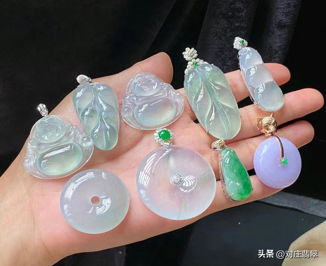 什么叫玻璃种翡翠，翡翠中的玻璃种是什么样的（无色玻璃种翡翠的璀璨之美）