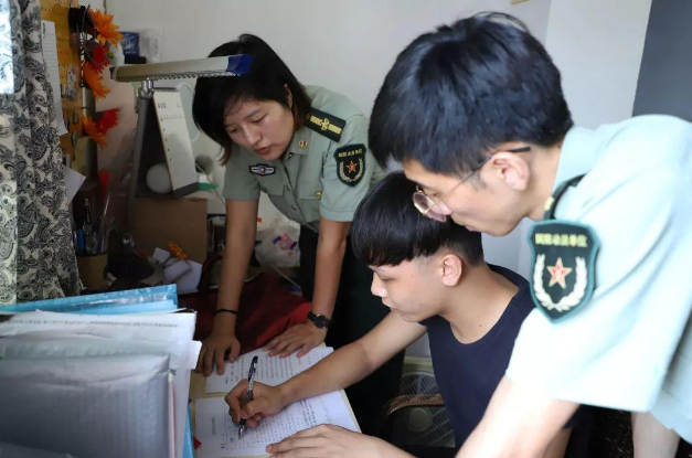 家庭主要成员包括哪些人，主要社会关系主要包括哪些人（你直系亲属的这些行为）