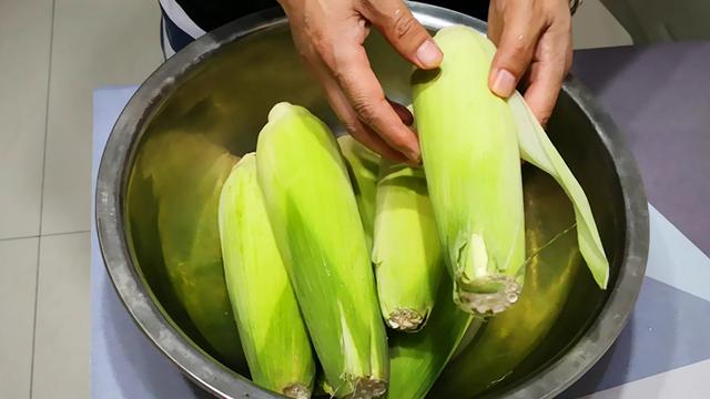 煮玉米棒子怎么做，煮玉米棒的做法（直接加清水煮就“废了”）