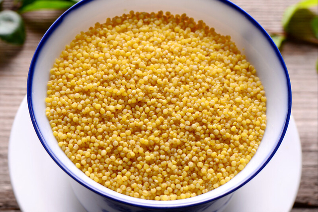 小米粥煮15分钟熟了吗，小米粥煮几分钟就熟了（别再直接加水下锅）